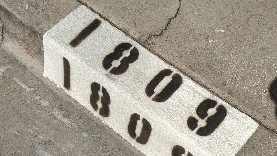Banqueta recién pintada con bloque blanco y números negros