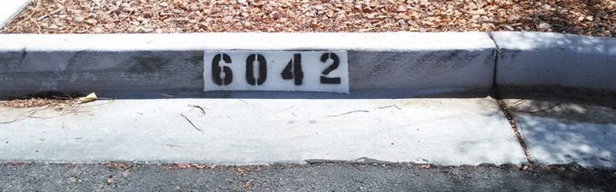 Banqueta con frente alto, número 6042 pintado solo en el frente