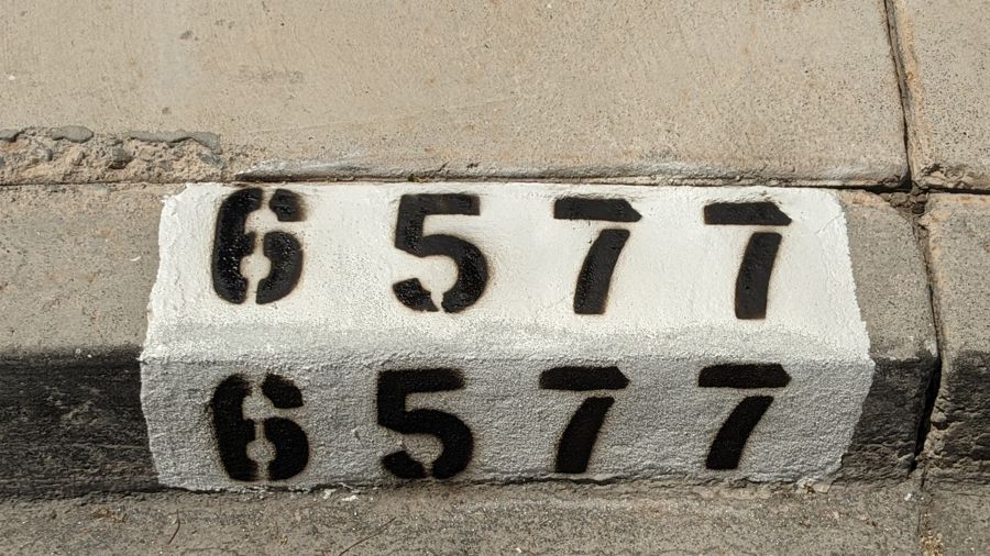 Banqueta baja con el número 6577 pintado arriba y en el frente